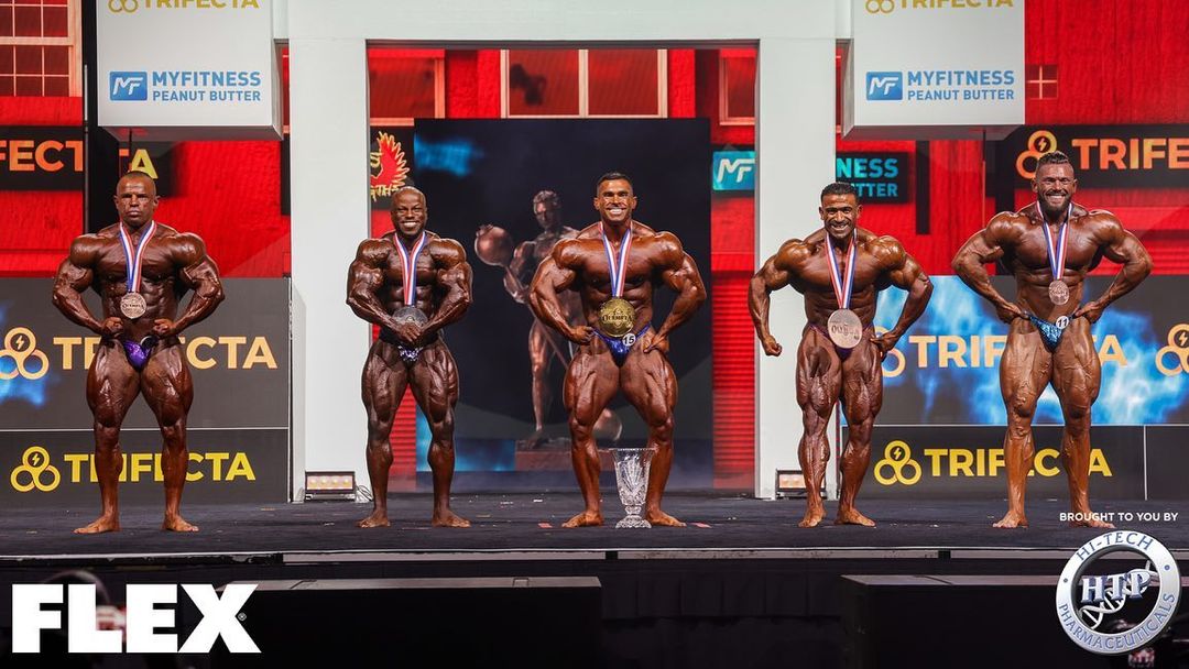 campeão-olympia-2021-categoria-212-Derek Lunsford-levantando-o-troféu-2