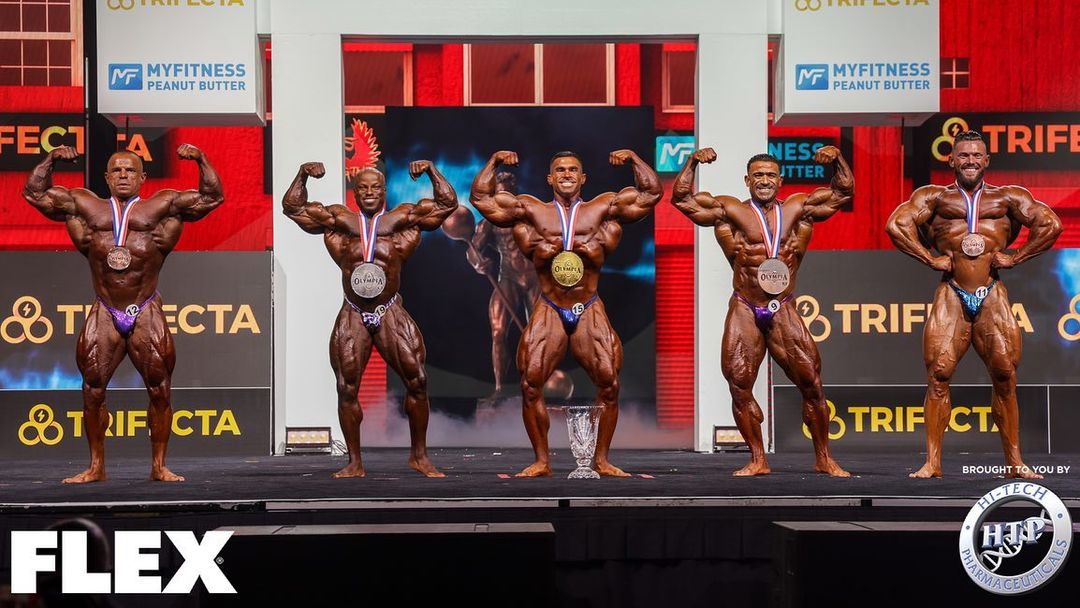 campeão-olympia-2021-categoria-212-Derek Lunsford-levantando-o-troféu-3